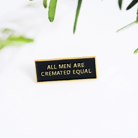 Spilla in Lega di Smalto Umoristica All Men Are Cremated Equal Personalità Rettangolare Nero Oro Distintivo Gioielli