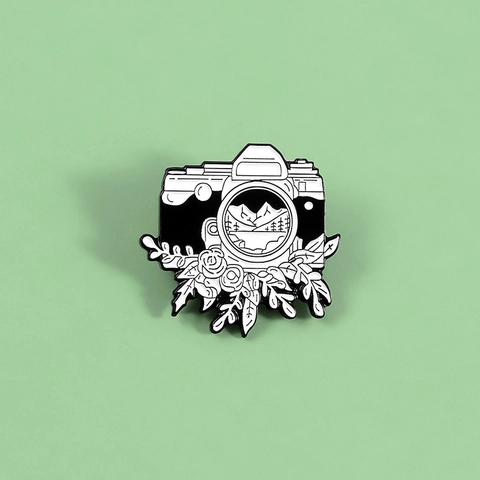 Spilla in Smalto per Fotocamera Retrò Creativa Distintivo Verniciato in Lega Paesaggio Montano Arredamento Floreale per Camicia Zaino Gioielli