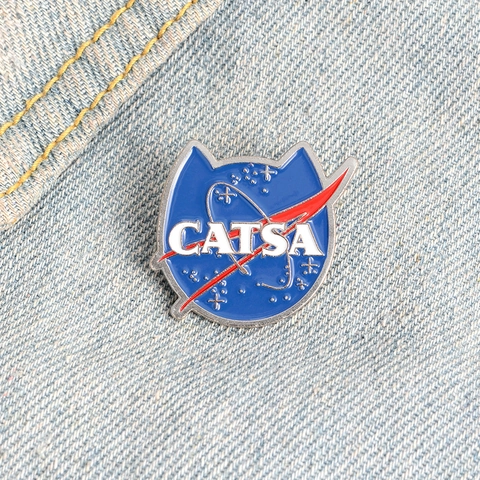 Spilla in Smalto Creativa Gatto Spaziale Parodia NASA CATSA Distintivo Simpatico Cartone Animato Pin in Lega per Zaino Cappello