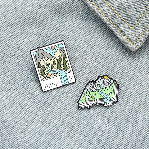 Broche de Esmalte de Paisaje Creativo Forma de Libro Polaroid Montaña Río Pines de Aleación Insignias de Solapa de Aventura