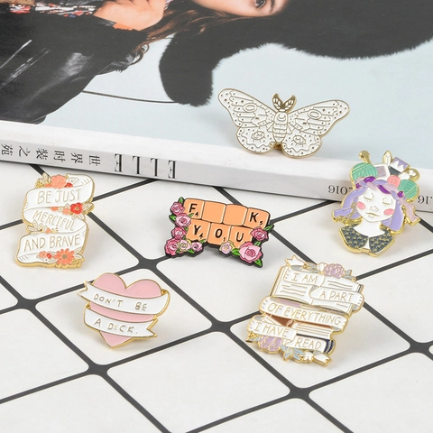 Set Spille Spilla in Lega Smaltata Cartone Animato Cuore Rosa Falena Bianca Lettera Scrabble per Zaino Abbigliamento Donna Gioielli