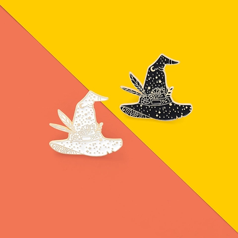 Spilla in Smalto a Forma di Cappello da Strega Magica Lega Motivo Luna Stella Distintivo Gotico Per Festa di Halloween Vestiti Zaino Accessori
