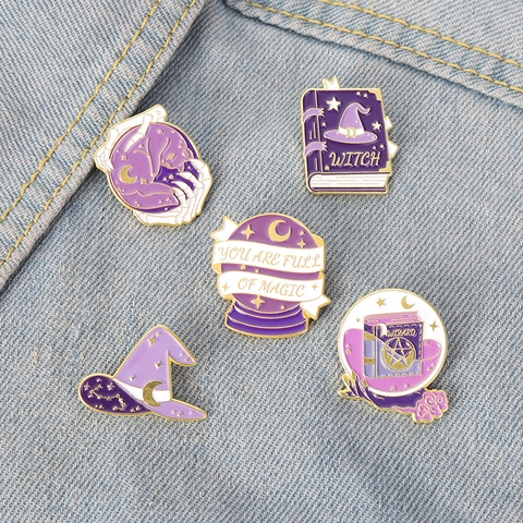 Spilla in Smalto Cappello da Strega di Halloween Libro Magico Sfera di Cristallo Lega Viola Spilla da Bavero Gioielli Regalo per Uomo Donna