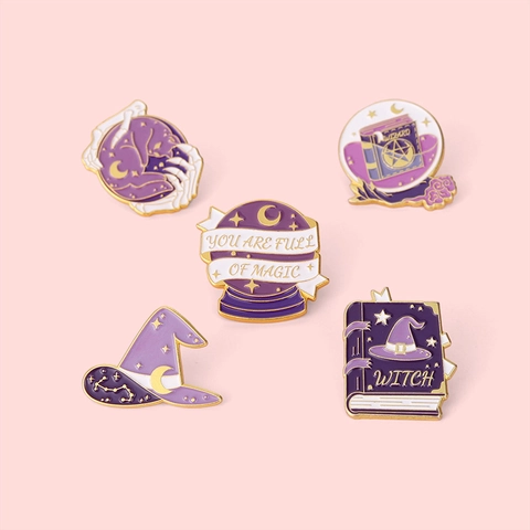 Pin de Esmalte de Tema de Bruja Mágica Púrpura Dorado Sombrero de Bruja Libro de Magia Bola de Cristal Broche para Mochila Ropa