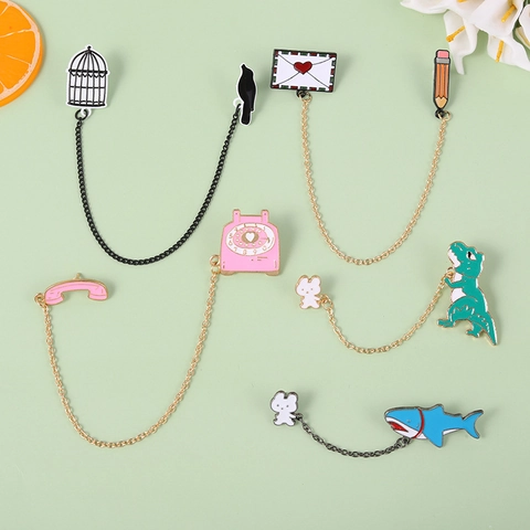 Set di Spille in Smalto Cartoon Creativo Lega Verniciata Catena Spilla da Bavero per Donna Uomo Simpatico Squalo Dinosauro Forma di Telefono Gioielli Regalo