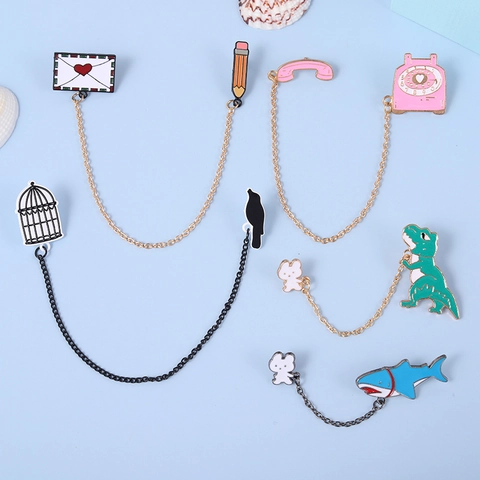 Set di Spille in Smalto Cartoon Creativo Lega Verniciata Catena Spilla da Bavero per Donna Uomo Simpatico Squalo Dinosauro Forma di Telefono Gioielli Regalo