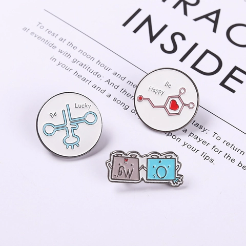 Broche en Émail de Chimie Scientifique Créative Molécule Be Happy tRNA Be Lucky Badge en Métal de Dessin Animé pour Vêtements Sacs