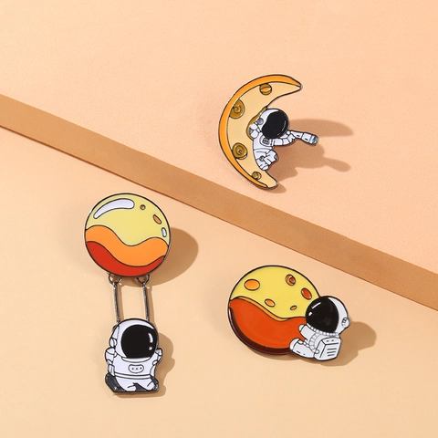 Spilla in Smalto Spaziale Astronauta Cartone Animato Luna Pianeta Spaceman Lega Metallo Distintivo Per Zaino Cappello Vestiti Accessori Unisex Gioielli