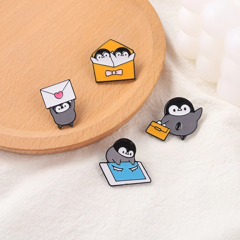 Cartoon Pinguin Emaille Pin Legierung Tier Brosche Niedlich Herz Umschlag Abzeichen Schmuck Deko Zubehör Für Kleidung Taschen Rucksäcke Unisex