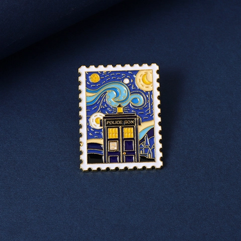 Spilla in Smalto Artistica con Cielo Stellato e Cabina della Polizia Forma di Francobollo Vintage Distintivo in Lega Decorativo per Abbigliamento Quotidiano