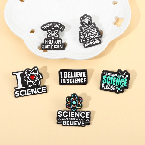 Set di Spille in Smalto a Tema Scientifico Creativo per Studenti Spilla Educativa in Lega con Slogan Atom Proton per Zaino
