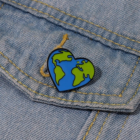 Broche en Émail Forme de Cœur Carte du Monde Terre Alliage Protection Environnementale Badge pour Sac à Dos Vêtements Décor