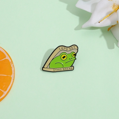 Lustiger Cartoon Grüner Frosch Toast Brot Emaille Brosche Pin Lets Get This Bread Slogan Legierung Humor Abzeichen Für Rucksack Kleidung