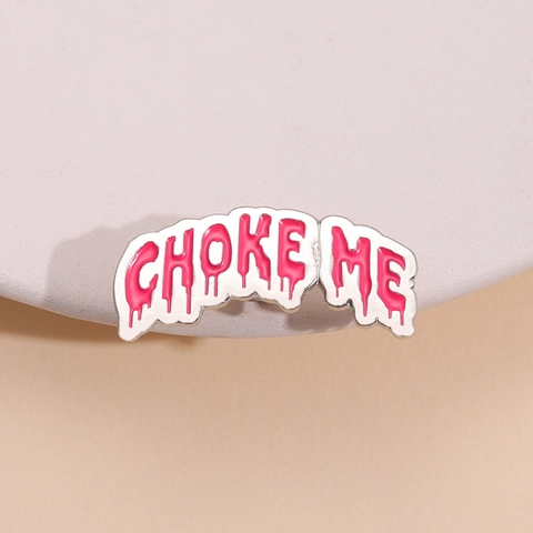 Spilla Choke Me in Lega Rosa per Uomo e Donna Moda Caratteri Creativi Effetto Goccia Distintivo da Risvolto Gioielli Accessori