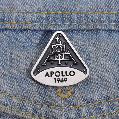 Spilla Commemorativa dell'Allunaggio Apollo 11 1969 in Lega di Smalto Distintivo a Tema Spaziale Accessorio di Moda Unisex Gioielli