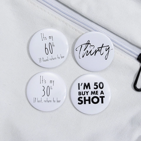 Humorvolle Geburtstag Anstecknadeln Legierung Runde Weissblech Abzeichen Mit Lustigen Alterssprüchen Für Geburtstagsfeier Unisex Brosche Geschenke