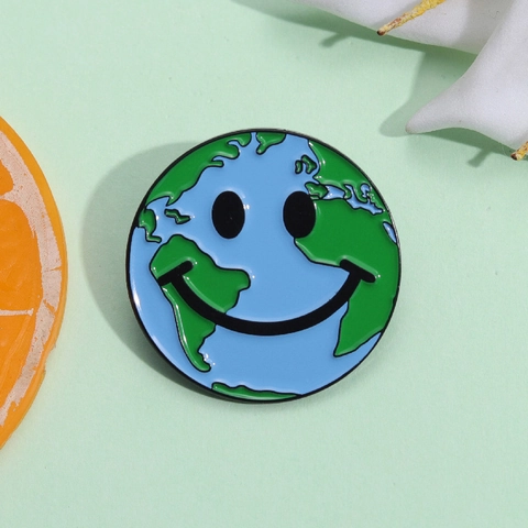 Spilla in Lega di Cartone Animato Creativo della Terra con Faccia Sorridente Simpatica Spilla da Colletto con Distintivo in Metallo Verniciato Piccolo Regalo di Gioielli per Accessori per Abbigliamento Zaino Unisex
