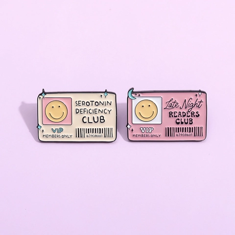 Broche de Aleación Esmaltado Tarjeta de Membresía de Dibujos Animados Late Night Readers Club Smiley Face Insignia Joyería