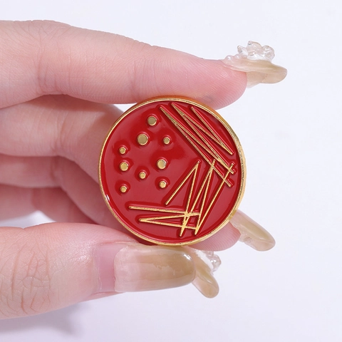 Pin de Esmalte de Ciencia Creativa Placa de Petri Microbiología Cultivo Bacteriano Broche Redondo Rojo Oro Insignia de Aleación