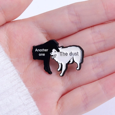 Divertente Spilla in Lega di Smalto a Forma di Cane Bianco e Nero Distintivo Creativo Animale con Scritte per Vestiti Zaino Donna Uomo Gioielli Regalo