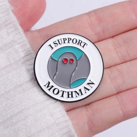 I Support Mothman Spilla in Smalto Distintivo Rotondo Cartone Animato Leggenda Urbana Spilla in Lega per Zaino Abbigliamento Gioielli
