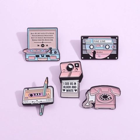 Retro Musik Emaille Pin Legierung Brosche Cartoon Kassette Schallplattenspieler Kamera Telefon Abzeichen Für Tasche Kleidung Dekor