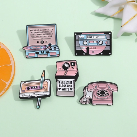 Retro Musik Emaille Pin Legierung Brosche Cartoon Kassette Schallplattenspieler Kamera Telefon Abzeichen Für Tasche Kleidung Dekor