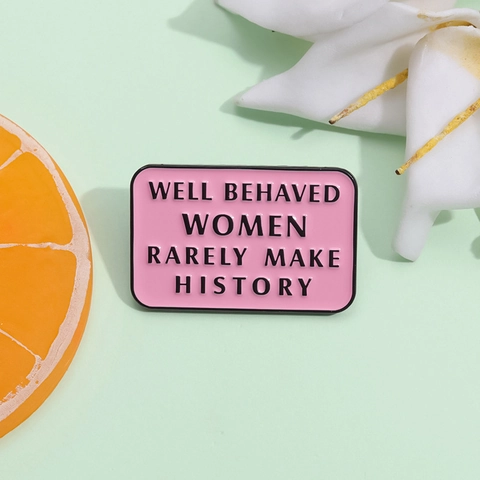 Well Behaved Women Rarely Make History Emaille Pin Roze Rechthoekige Legering Broche Feministische Inspirerende Sieraden Vrouwen