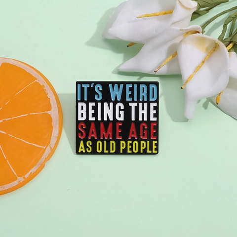 Χιουμοριστικό αγγλικό σύνθημα Enamel Pin It's Weird Being The Same Age As Old People Μεταλλική καρφίτσα για ρούχα και τσάντες