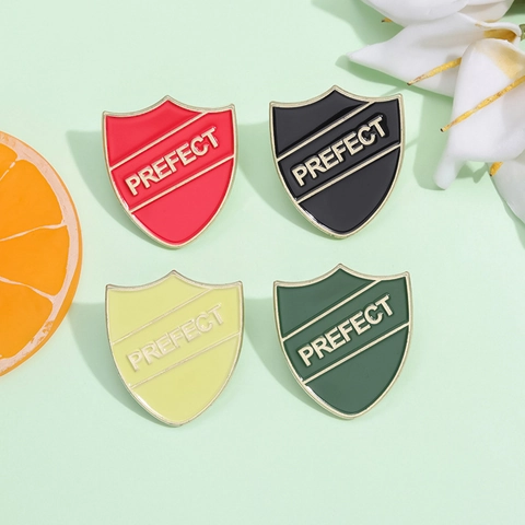 Spilla Creativa a Forma di Scudo in Lega con Scritta PREFECT Distintivo in Metallo Smaltato per Studenti Accessorio per Zaini e Abbigliamento