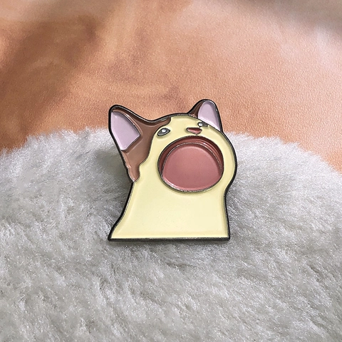 Divertente Spilla Pop Cat Meme Smaltata Simpatica Gatto a Bocca Aperta In Lega di Zinco Distintivo Animale per Vestiti Borse Zaini Regalo