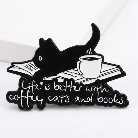 Simpatica Spilla in Lega di Smalto con Gatto Nero su Libri con Scritta Life Is Better With Coffee Cats And Books Gioielli