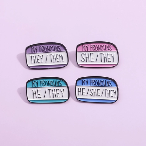 Spilla My Pronouns in Lega Smaltata Carina a Forma di Targhetta per Nome per Donna Uomo Identità di Genere Gioielli Geometrici