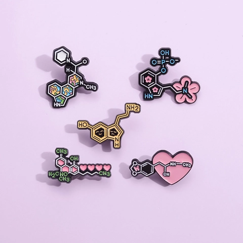 Kreative Chemische Summenformel Emaille Brosche Legierung Serotonin Dopamin Abzeichen Mit Herz Sakura Für Kleidung Schmuck