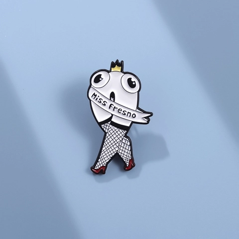 Spilla in Lega di Smalto Creativa Miss Fresno Personaggio Cartone Animato Con Calze a Rete e Tacchi Alti Rossi Distintivo Stravagante Gioielli