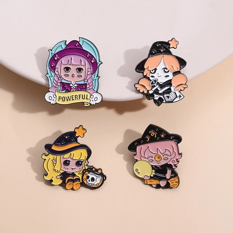 Spilla in Smalto Cartoon Magical Girl Strega Spilla in Lega di Zinco Accessorio Halloween Distintivo per Zaino Giacca Donna Uomo Regali