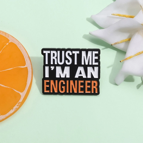 Divertente Trust Me I'm An Engineer Spilla Smaltata Lega Creativa Slogan Distintivo Accessorio Decorativo Per Uomini Donne Gioielli