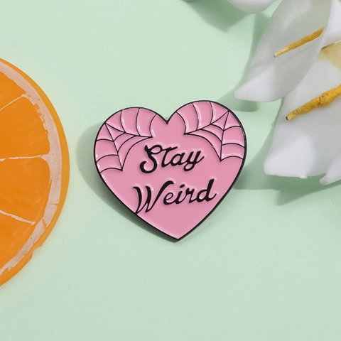 Roze Hart Stay Weird Emaille Pin Gothic Spinnenweb Zinklegering Broche Badge Voor Kleding Rugzak Mode Accessoires Cadeau