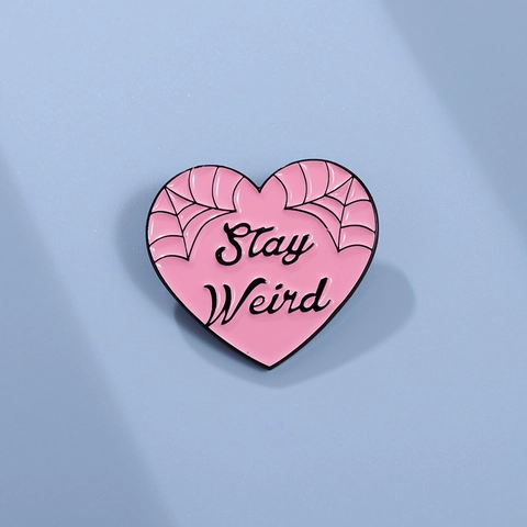 Stay Weird Roze Hart Emaille Pin Spinnenweb Patroon Legering Broche Gothic Mode Badge Voor Kleding Rugzakken Jassen