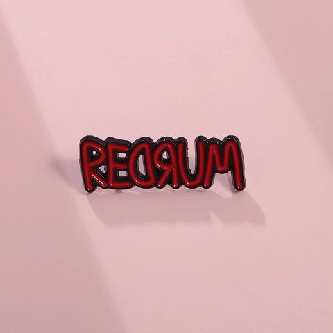 Redrum Letter Emaille Pin Broche Horrorfilm Geïnspireerd Zinklegering Badge Voor Kleding Rugzak Unisex Mode Sieraden Cadeau