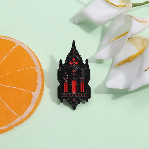 Broche Gothique en Alliage Fenêtre d'Église Émail Rouge Noir Badge Architectural de Cathédrale pour Décoration Vêtements Sacs