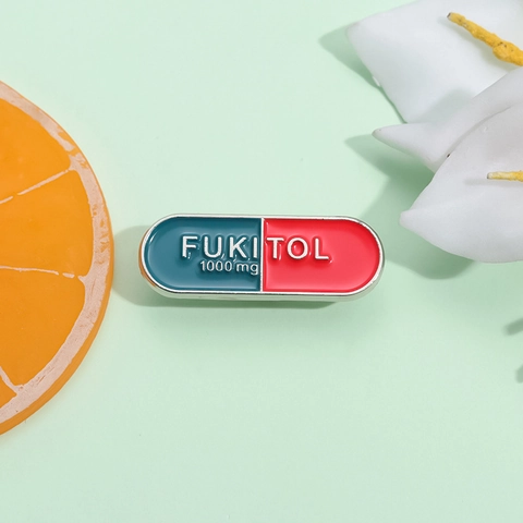 Spilla Creativa a Forma di Capsula di Medicina in Smalto Lega di Zinco Umorismo FUKITOL Accessorio Moda per Vestiti Sciarpa