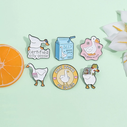 Pin de Esmalte de Ganso Tonto de Dibujos Animados Broche de Animal de Aleación de Zinc Lindo Insignia de Ganso de Caja de Leche Para Accesorios de Ropa Bolsa Regalo Unisex