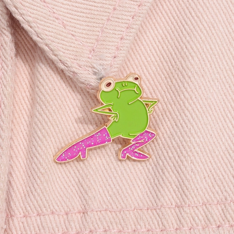 Épinglette en Émail Grenouille Verte Rigolote Avec Bottes Roses À Paillettes Broche En Alliage D'animal De Dessin Animé Pour Vêtements Sac