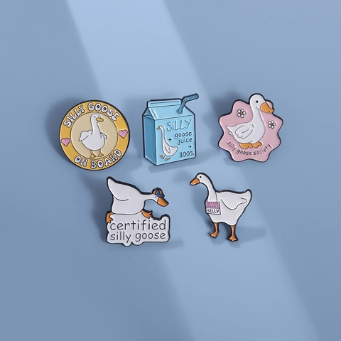 Spilla in Smalto Cartoon Silly Goose Simpatica Anatra Bianca in Lega di Zinco Brosche Slogan Divertente Animal Pins Unisex Gioielli Decorativi per Borse Abbigliamento