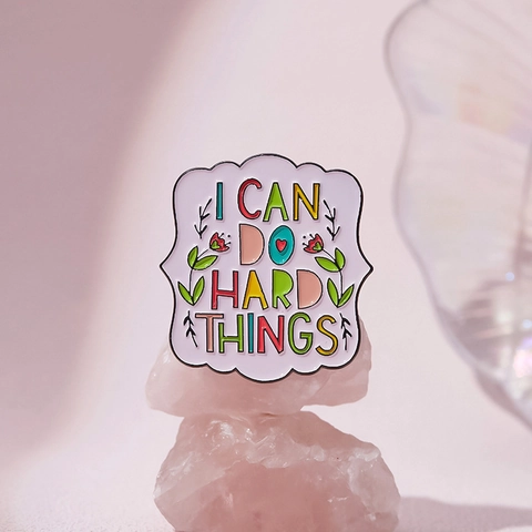 Inspirierende Emaille-Anstecknadel I Can Do Hard Things Zitat Blumen Abzeichen Wellenkante Schild Form Zinklegierung Brosche
