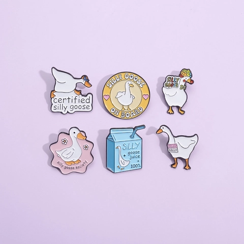 Simpatici Spille in Smalto Silly Goose Collezione Distintivo Oca Bianca Cartoon Spilla Animale per Zaino Accessori Abbigliamento