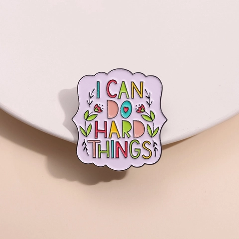 Inspirierende Emaille-Anstecknadel I Can Do Hard Things Zitat Blumen Abzeichen Wellenkante Schild Form Zinklegierung Brosche