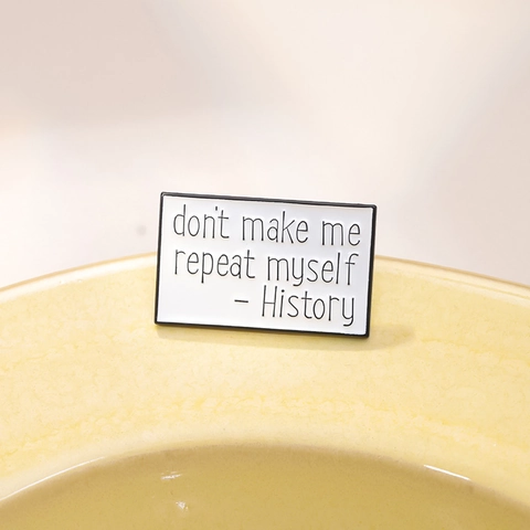Storia Don't Make Me Repeat Myself Spilla Smaltata Bianca e Nera Rettangolare in Lega Spilla con Citazione Umoristica Gioielli Unisex