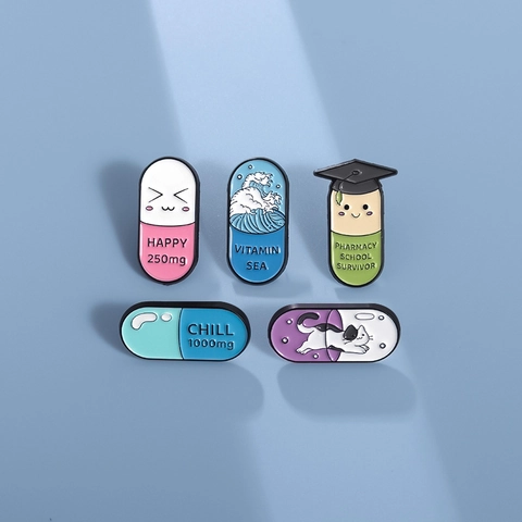 Broche Capsule Créative en Émail Alliage de Zinc Citation Amusante Badge Bijou pour Vêtements Sacs Vitamin Sea Pharmacy Survivor Happy